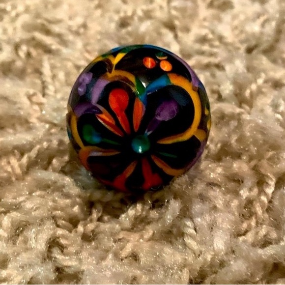 Lot of 18 Wooden Decorative Knobs - Picture 3 of 4